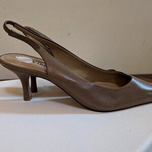 NWOT Eileen Tracy slingback kitten pumps